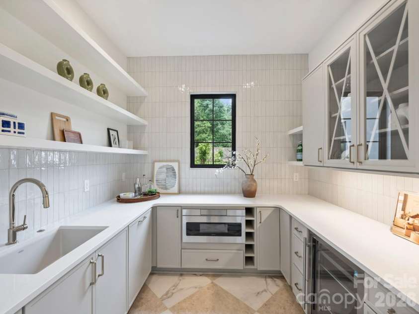 923 Laurel Creek Lane, Charlotte, NC 28211.  MLS# CAR4329053, YatesRealty ID 33365. 