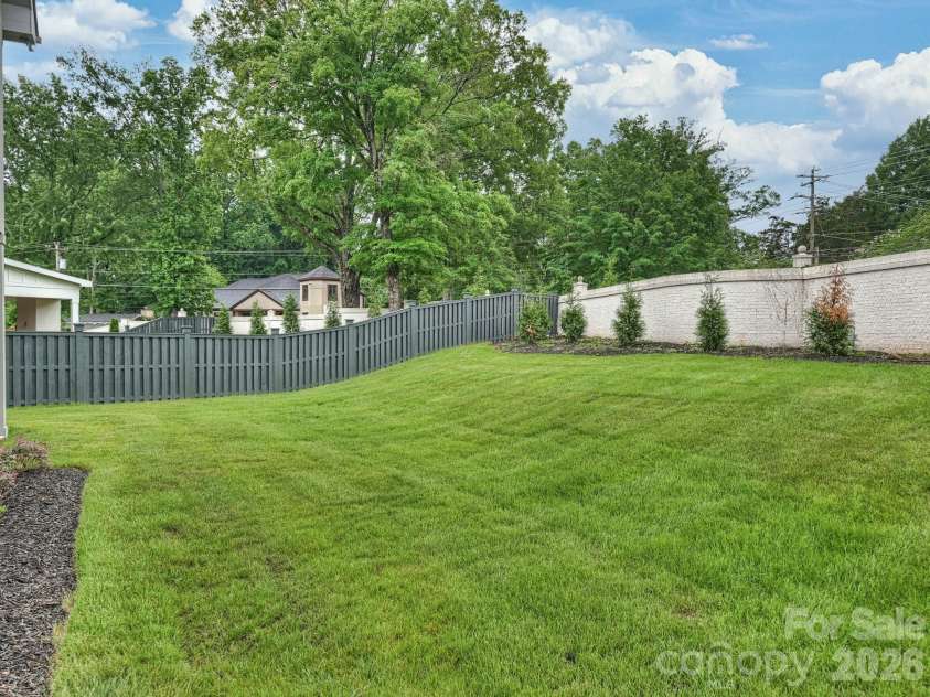923 Laurel Creek Lane, Charlotte, NC 28211.  MLS# CAR4329053, YatesRealty ID 33365. 