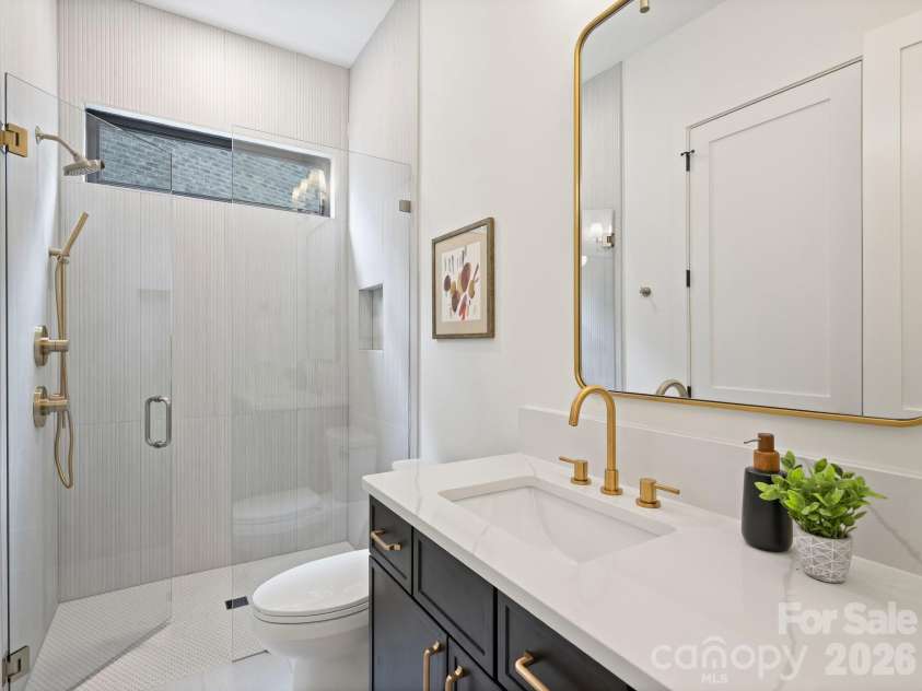 923 Laurel Creek Lane, Charlotte, NC 28211.  MLS# CAR4329053, YatesRealty ID 33365. Main level full bath