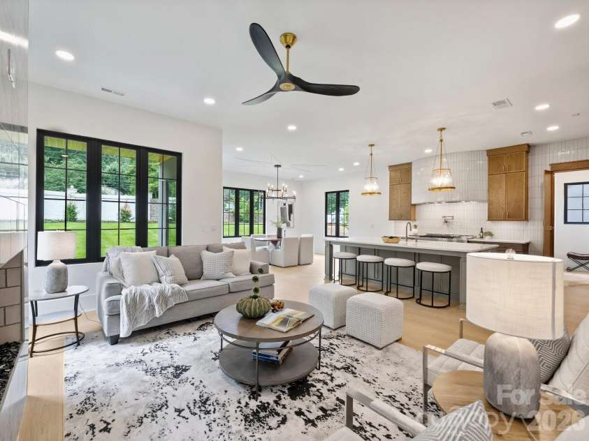 923 Laurel Creek Lane, Charlotte, NC 28211.  MLS# CAR4329053, YatesRealty ID 33365. Open floorplan, great for entertaining