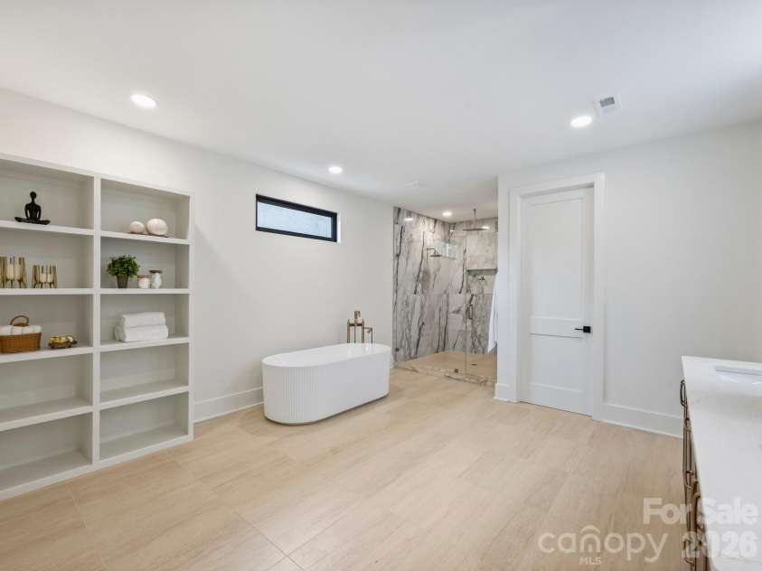 923 Laurel Creek Lane, Charlotte, NC 28211.  MLS# CAR4329053, YatesRealty ID 33365. Primary bathroom