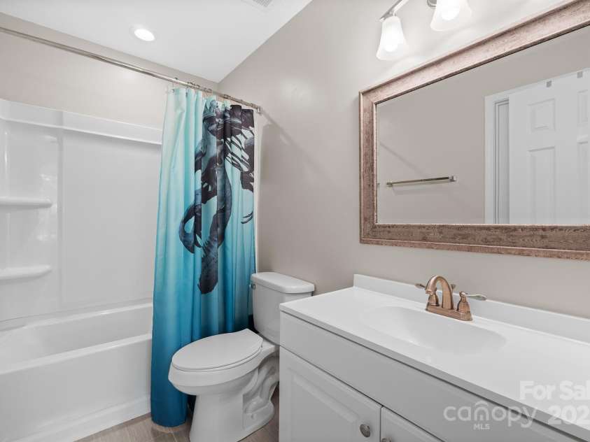 13118 Willow Breeze Lane, Huntersville, NC 28078.  MLS# CAR4291131, YatesRealty ID 33366. Hall bath