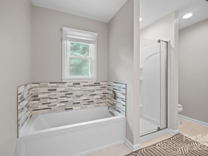 13118 Willow Breeze Lane, Huntersville, NC 28078.  MLS# CAR4291131, YatesRealty ID 33366. Primary bath 1