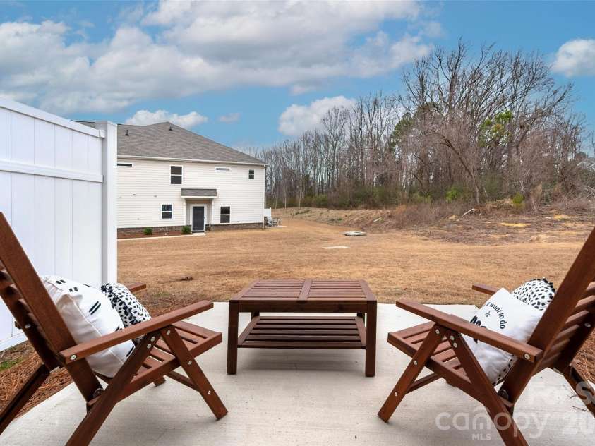 215 Harpers Run Lane, Matthews, NC 28104.  MLS# CAR4336514, YatesRealty ID 33366. 