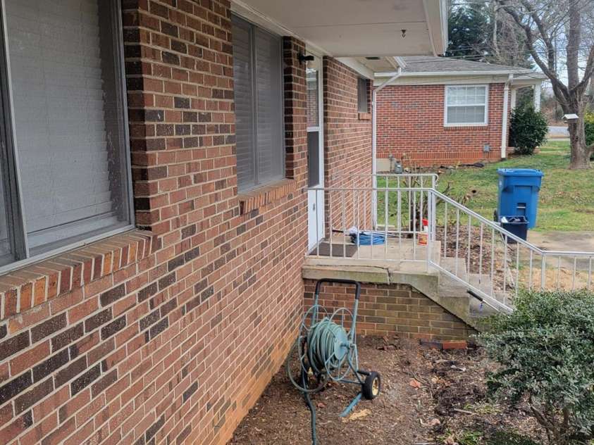 44 17th Avenue Court, Hickory, NC 28601.  MLS# CAR4283456, YatesRealty ID 33367. Front Stoops