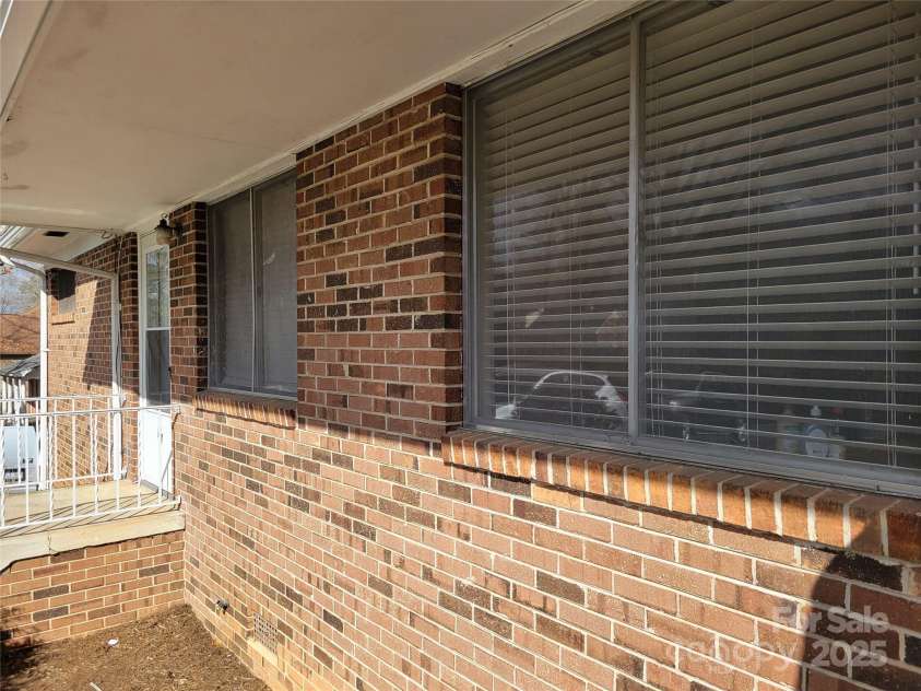 44 17th Avenue Court, Hickory, NC 28601.  MLS# CAR4283456, YatesRealty ID 33367. Fully Bricked