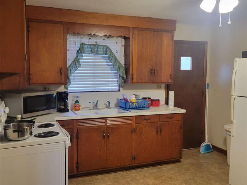 44 17th Avenue Court, Hickory, NC 28601.  MLS# CAR4283456, YatesRealty ID 33367. Kitchen