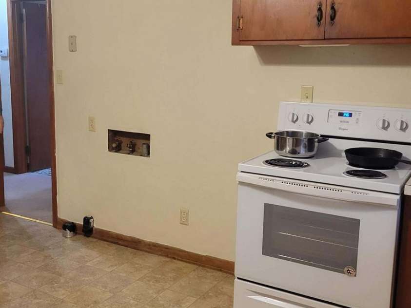 44 17th Avenue Court, Hickory, NC 28601.  MLS# CAR4283456, YatesRealty ID 33367. Kitchen w/Laundry Hookups