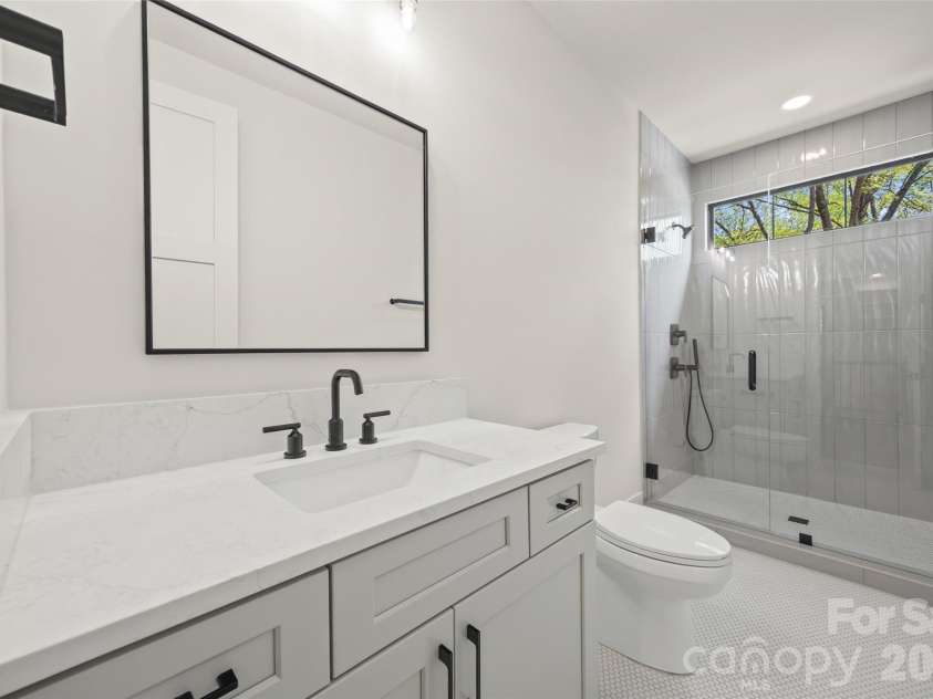 7105 Essington Drive, Charlotte, NC 28270.  MLS# CAR4356237, YatesRealty ID 33367. 3rd floor bath