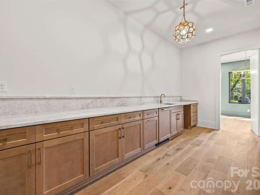7105 Essington Drive, Charlotte, NC 28270.  MLS# CAR4356237, YatesRealty ID 33367. Butler Pantry