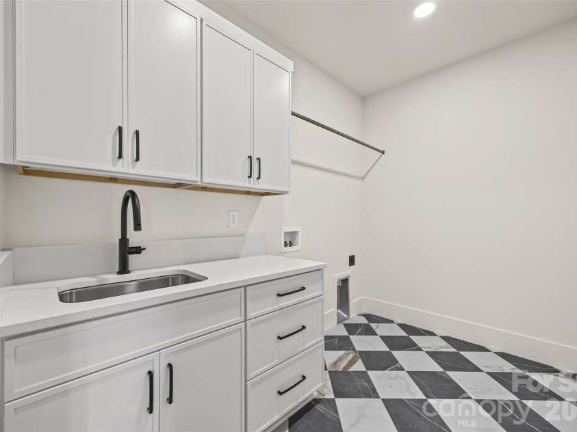 7105 Essington Drive, Charlotte, NC 28270.  MLS# CAR4356237, YatesRealty ID 33367. Laundry