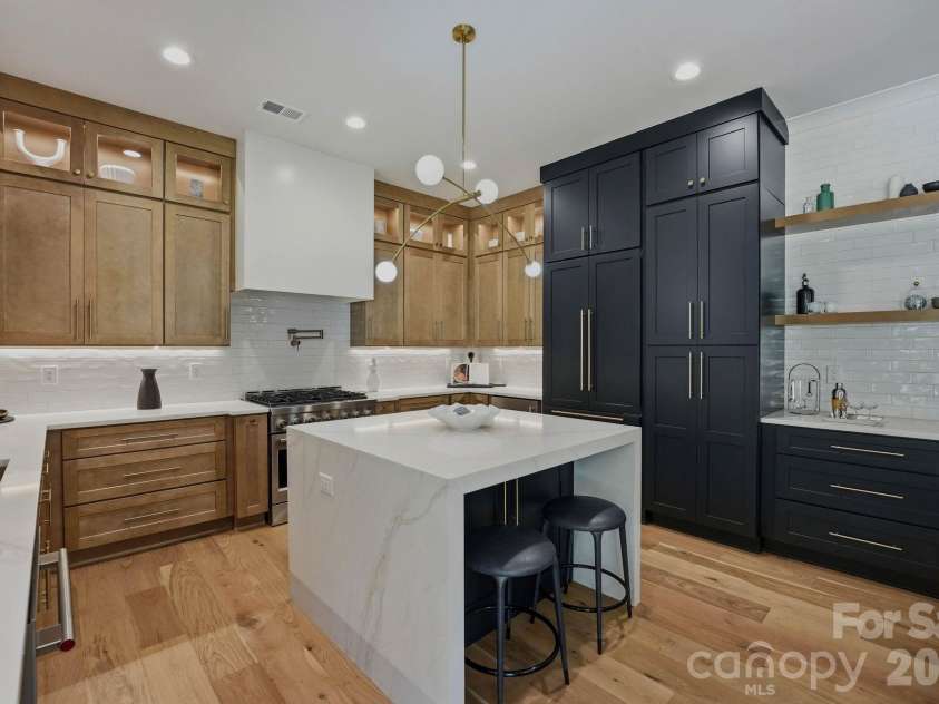 4645 Connecting Road, Charlotte, NC 28209.  MLS# CAR4371375, YatesRealty ID 33368. 