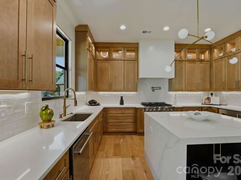 4645 Connecting Road, Charlotte, NC 28209.  MLS# CAR4371375, YatesRealty ID 33368. 