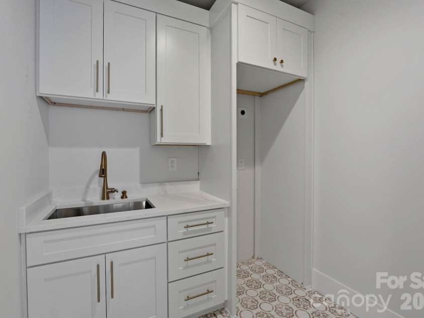 4645 Connecting Road, Charlotte, NC 28209.  MLS# CAR4371375, YatesRealty ID 33368. 