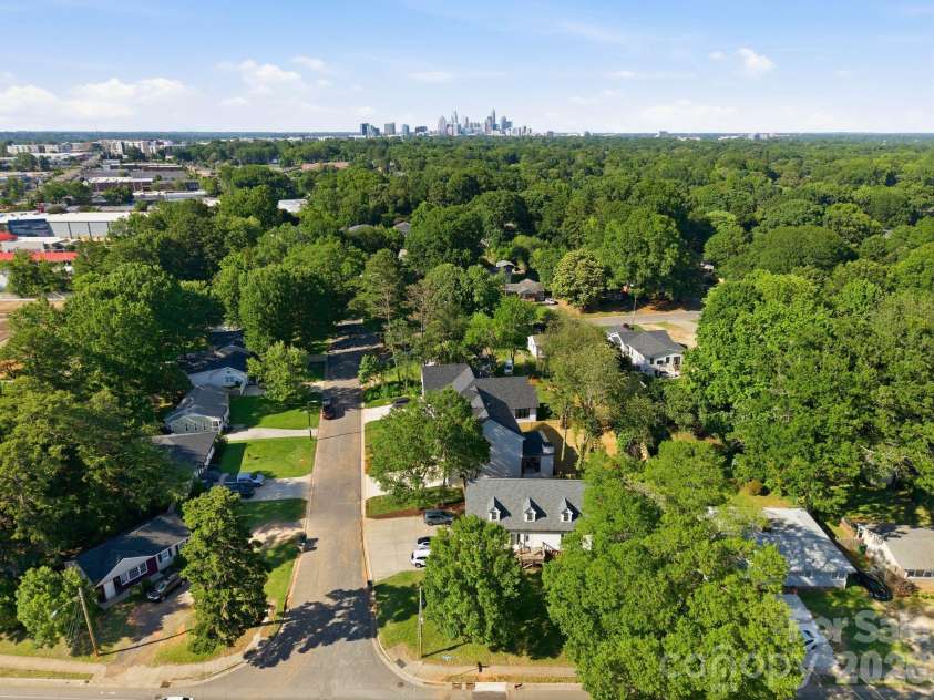4645 Connecting Road, Charlotte, NC 28209.  MLS# CAR4371375, YatesRealty ID 33368. 