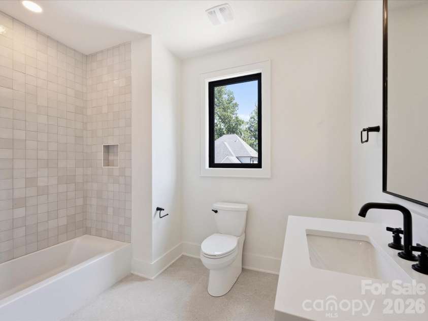 927 Laurel Creek Lane, Charlotte, NC 28211.  MLS# CAR4370623, YatesRealty ID 33369. 2nd full bath