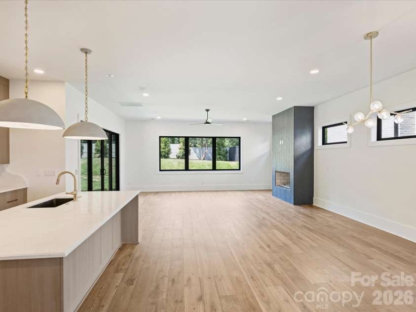 927 Laurel Creek Lane, Charlotte, NC 28211.  MLS# CAR4370623, YatesRealty ID 33369. 