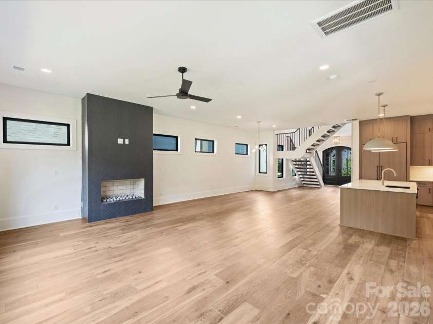 927 Laurel Creek Lane, Charlotte, NC 28211.  MLS# CAR4370623, YatesRealty ID 33369. 