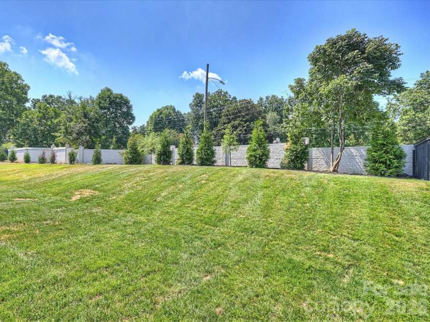927 Laurel Creek Lane, Charlotte, NC 28211.  MLS# CAR4370623, YatesRealty ID 33369. 