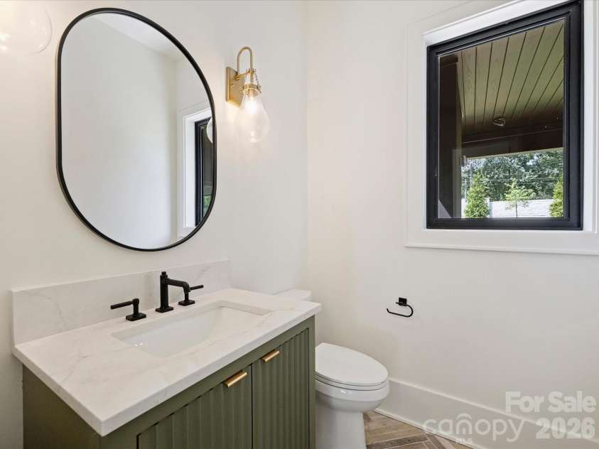 927 Laurel Creek Lane, Charlotte, NC 28211.  MLS# CAR4370623, YatesRealty ID 33369. Half bath on the main level
