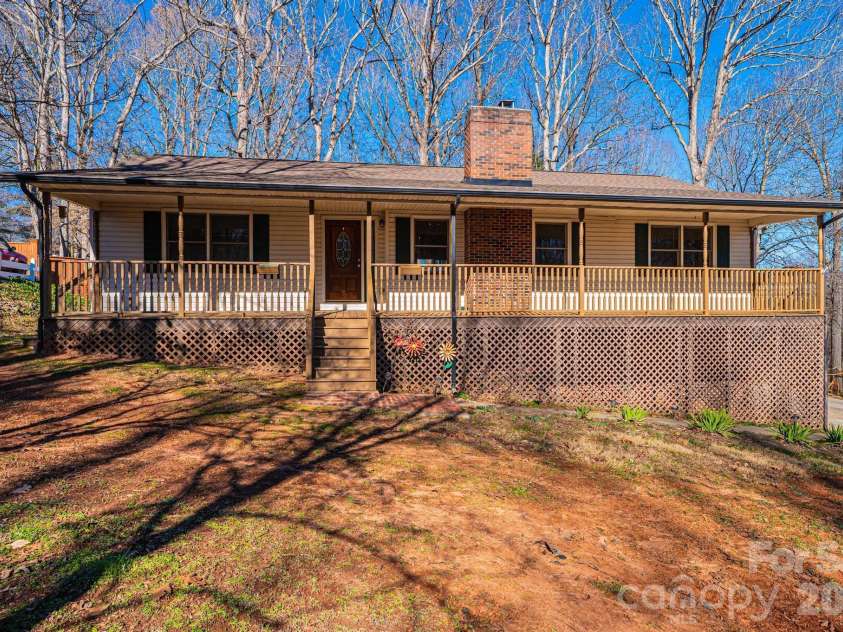 5284 Lisa Lane, Hickory, NC 28602.  MLS# CAR4339823, YatesRealty ID 3337. 