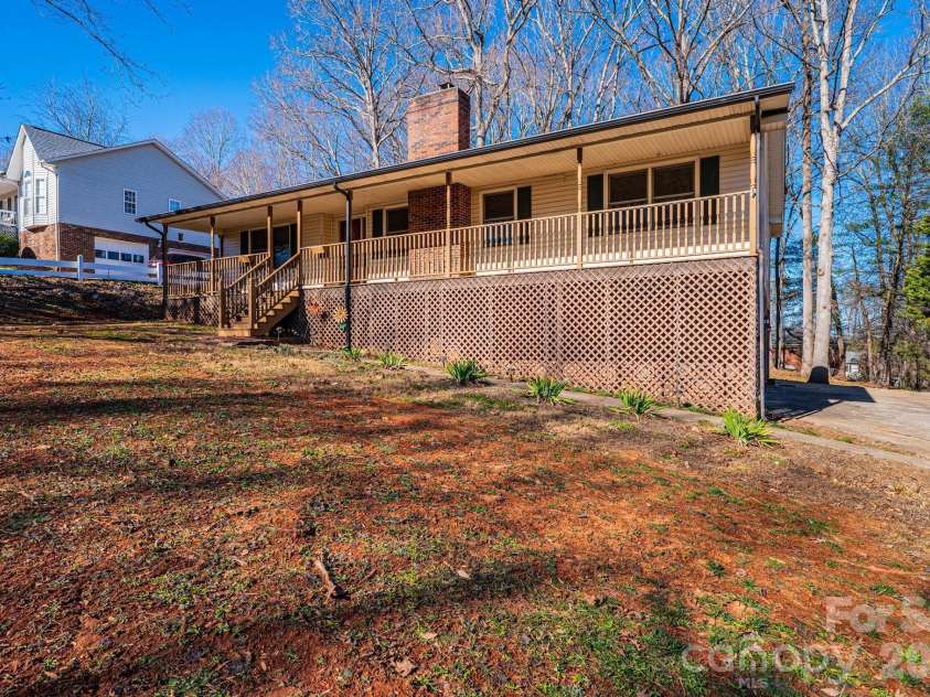 5284 Lisa Lane, Hickory, NC 28602.  MLS# CAR4339823, YatesRealty ID 3337. 