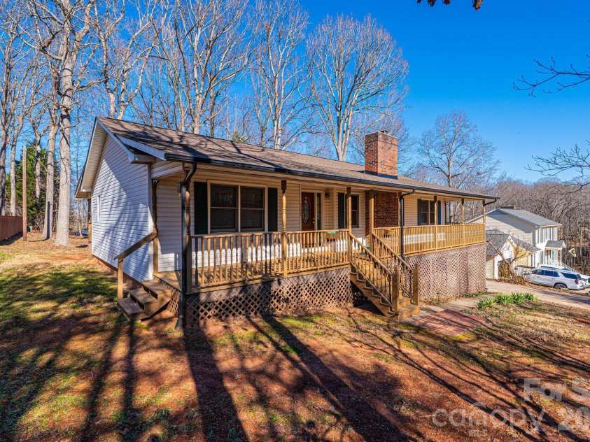 5284 Lisa Lane, Hickory, NC 28602.  MLS# CAR4339823, YatesRealty ID 3337. 