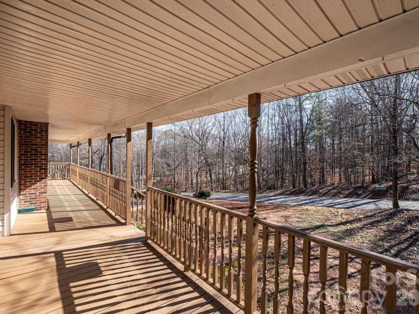 5284 Lisa Lane, Hickory, NC 28602.  MLS# CAR4339823, YatesRealty ID 3337. 