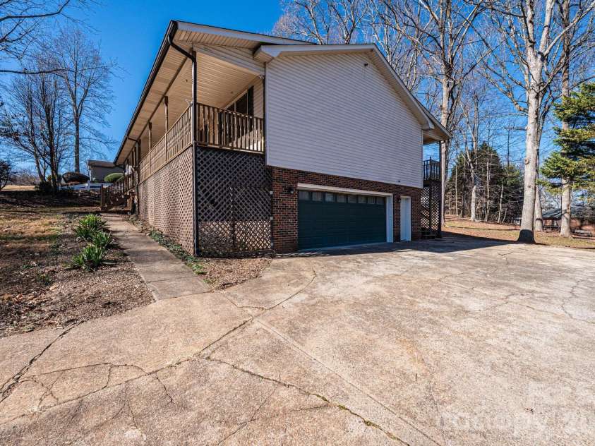 5284 Lisa Lane, Hickory, NC 28602.  MLS# CAR4339823, YatesRealty ID 3337. 