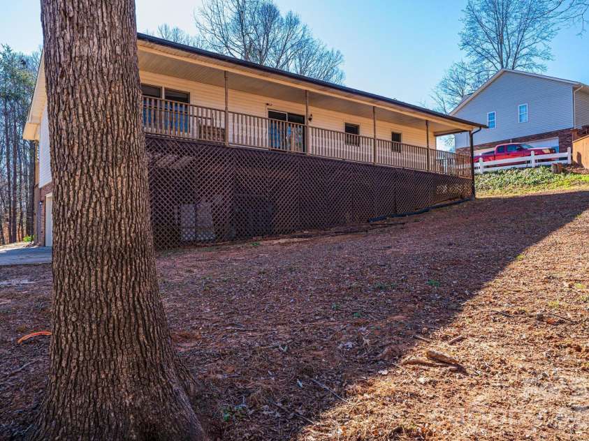 5284 Lisa Lane, Hickory, NC 28602.  MLS# CAR4339823, YatesRealty ID 3337. 