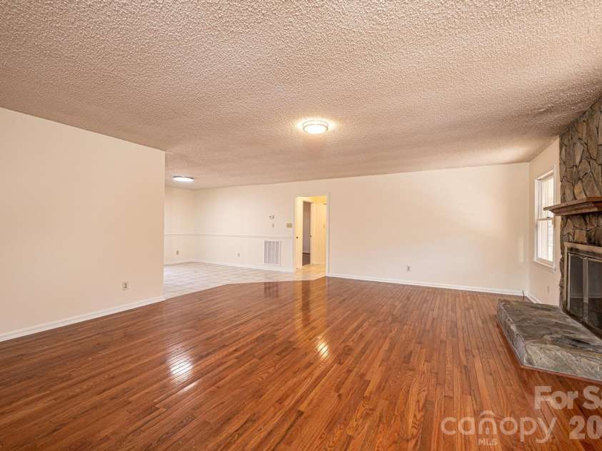 5284 Lisa Lane, Hickory, NC 28602.  MLS# CAR4339823, YatesRealty ID 3337. 