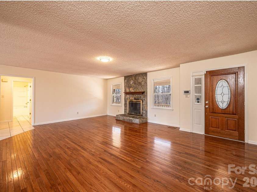 5284 Lisa Lane, Hickory, NC 28602.  MLS# CAR4339823, YatesRealty ID 3337. 
