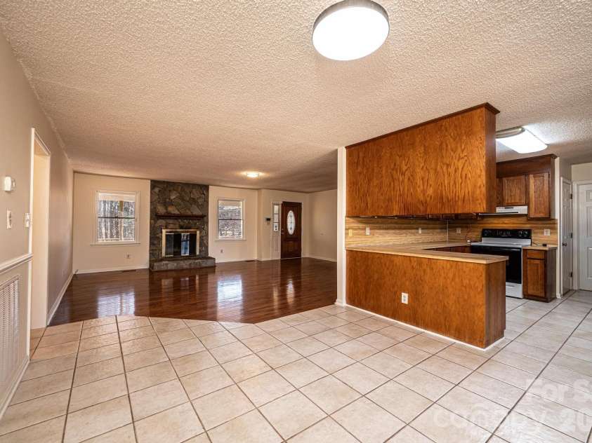 5284 Lisa Lane, Hickory, NC 28602.  MLS# CAR4339823, YatesRealty ID 3337. 