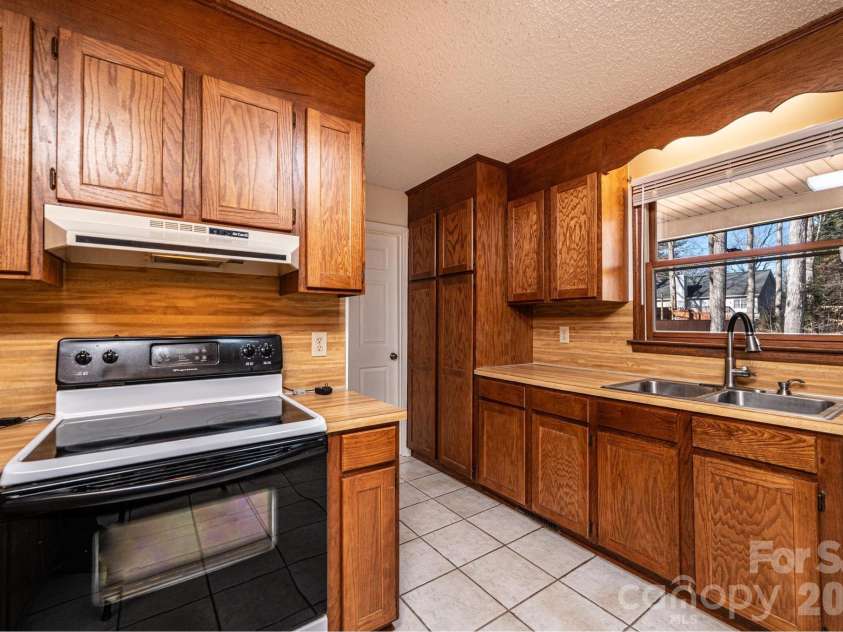5284 Lisa Lane, Hickory, NC 28602.  MLS# CAR4339823, YatesRealty ID 3337. 