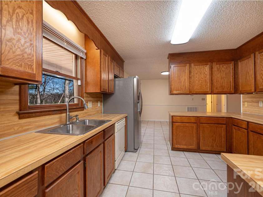 5284 Lisa Lane, Hickory, NC 28602.  MLS# CAR4339823, YatesRealty ID 3337. 