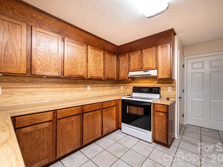 5284 Lisa Lane, Hickory, NC 28602.  MLS# CAR4339823, YatesRealty ID 3337. 