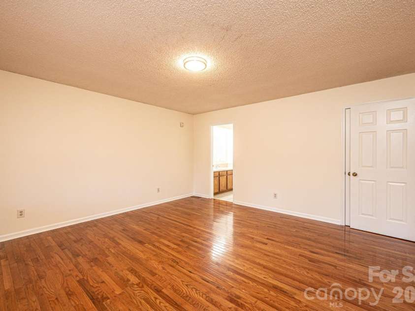 5284 Lisa Lane, Hickory, NC 28602.  MLS# CAR4339823, YatesRealty ID 3337. 