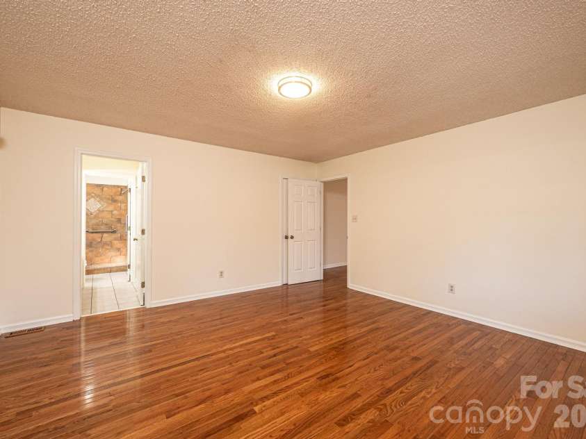 5284 Lisa Lane, Hickory, NC 28602.  MLS# CAR4339823, YatesRealty ID 3337. 
