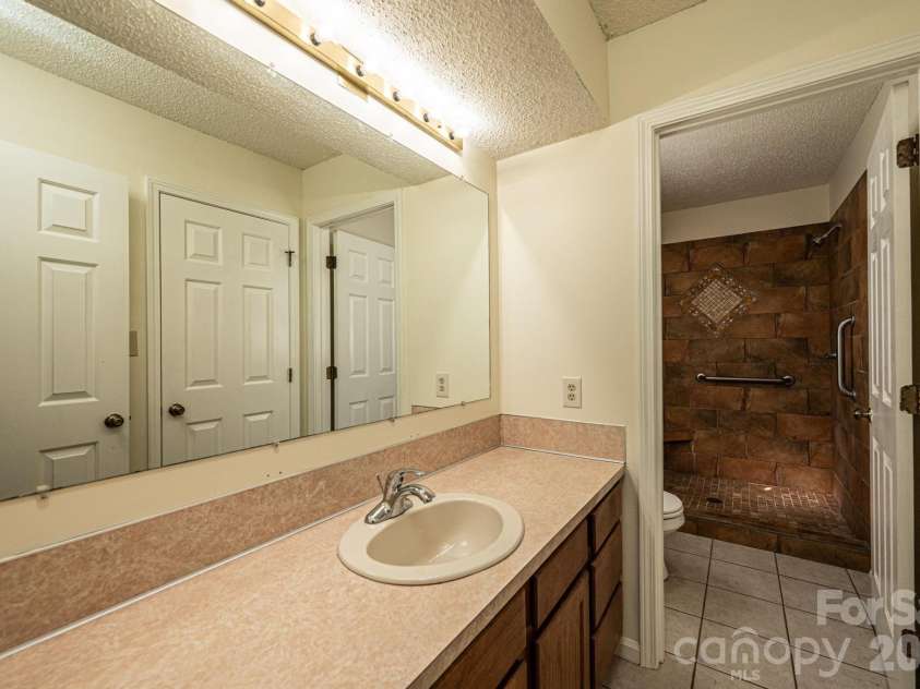 5284 Lisa Lane, Hickory, NC 28602.  MLS# CAR4339823, YatesRealty ID 3337. 