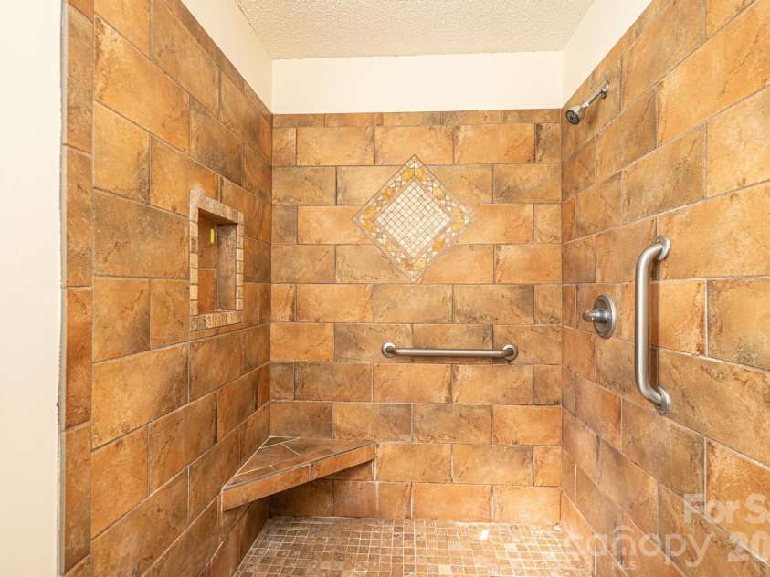 5284 Lisa Lane, Hickory, NC 28602.  MLS# CAR4339823, YatesRealty ID 3337. 