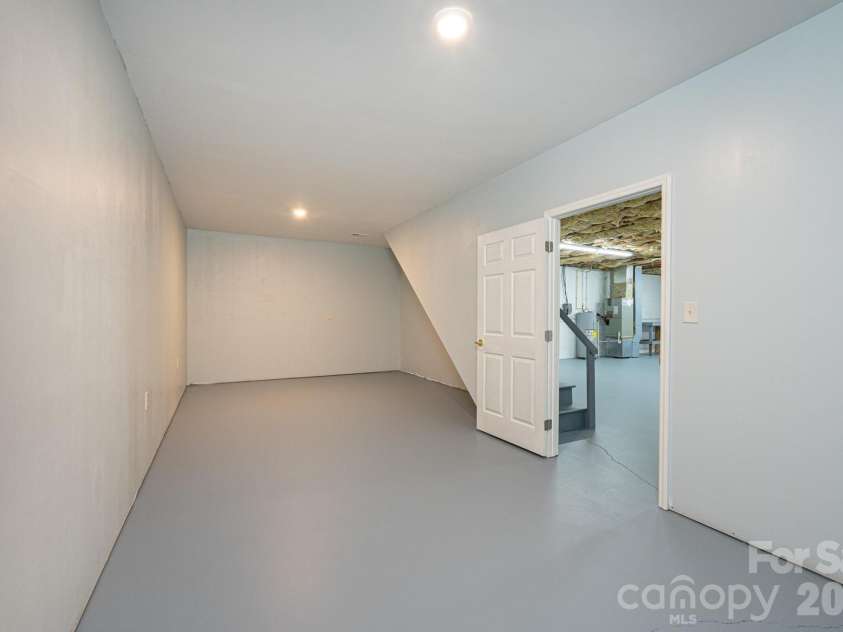 5284 Lisa Lane, Hickory, NC 28602.  MLS# CAR4339823, YatesRealty ID 3337. 