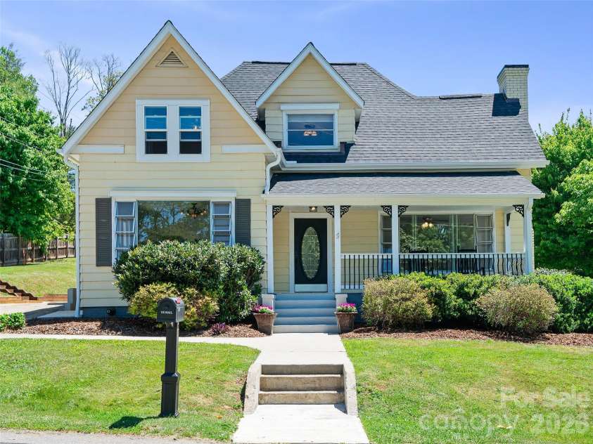 118 Robertson Street, Burnsville, NC 28714.  MLS# CAR4381376, YatesRealty ID 33371. 