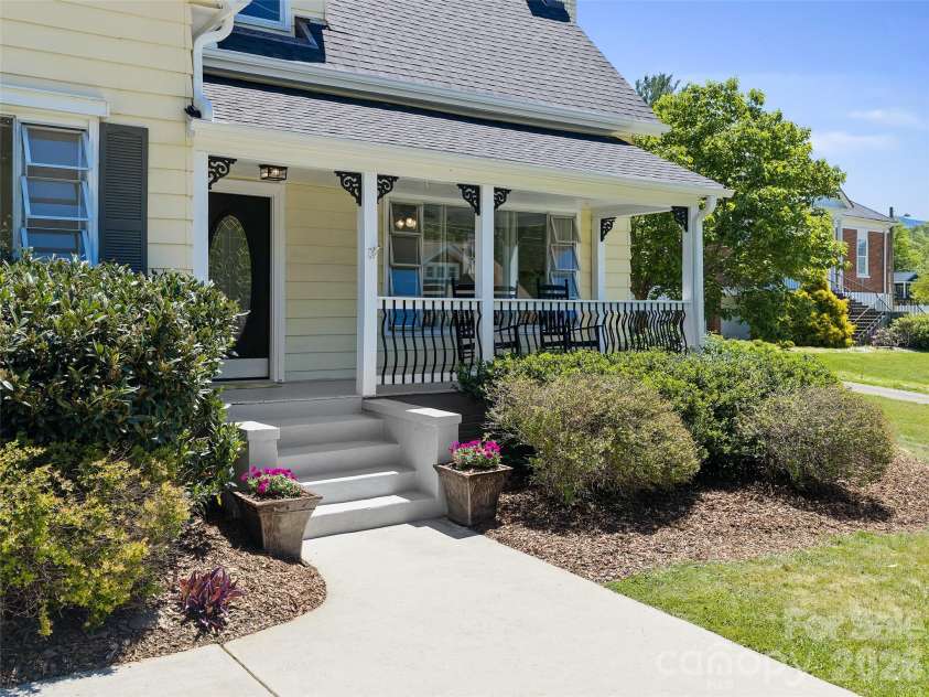 118 Robertson Street, Burnsville, NC 28714.  MLS# CAR4381376, YatesRealty ID 33371. 