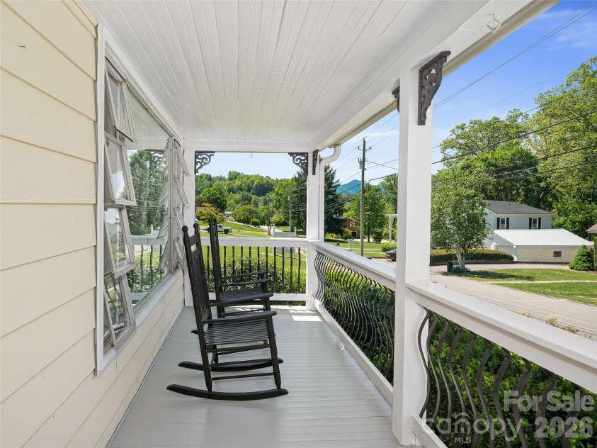 118 Robertson Street, Burnsville, NC 28714.  MLS# CAR4381376, YatesRealty ID 33371. 