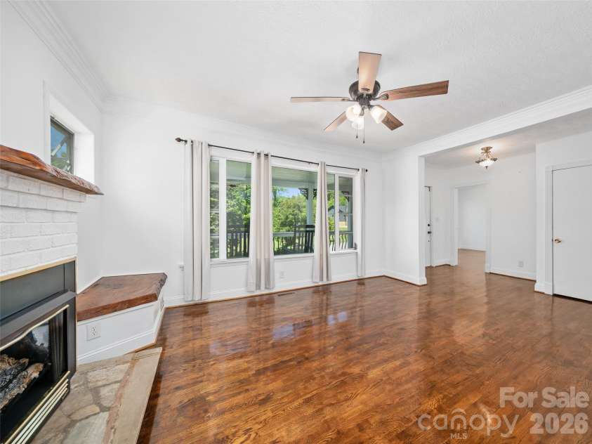 118 Robertson Street, Burnsville, NC 28714.  MLS# CAR4381376, YatesRealty ID 33371. 