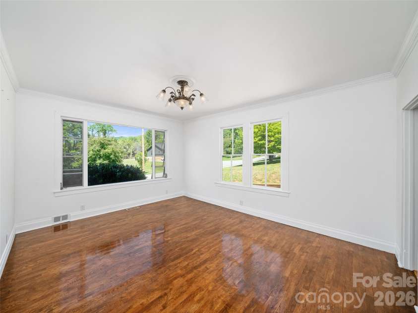 118 Robertson Street, Burnsville, NC 28714.  MLS# CAR4381376, YatesRealty ID 33371. 