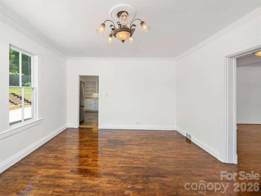 118 Robertson Street, Burnsville, NC 28714.  MLS# CAR4381376, YatesRealty ID 33371. 