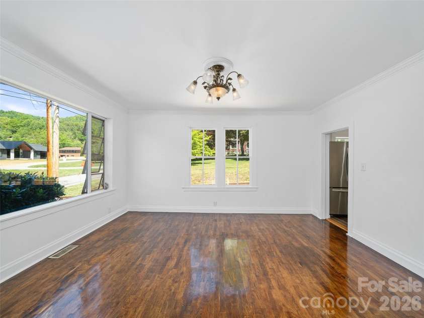 118 Robertson Street, Burnsville, NC 28714.  MLS# CAR4381376, YatesRealty ID 33371. 