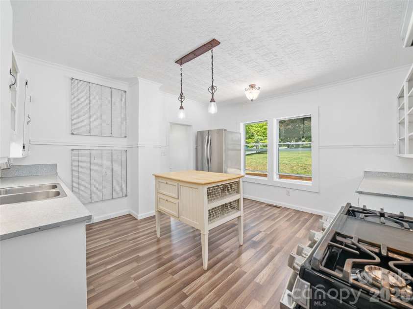 118 Robertson Street, Burnsville, NC 28714.  MLS# CAR4381376, YatesRealty ID 33371. 