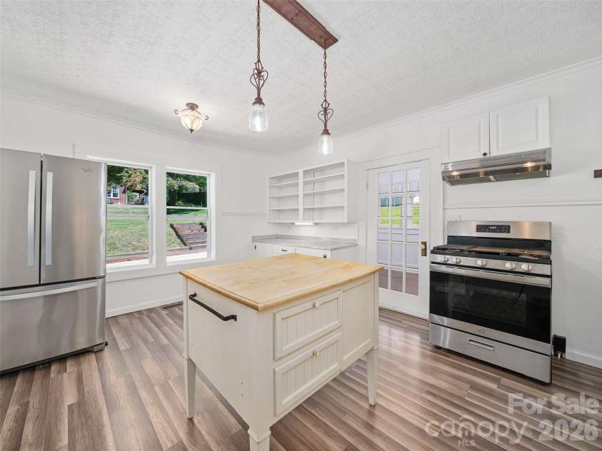 118 Robertson Street, Burnsville, NC 28714.  MLS# CAR4381376, YatesRealty ID 33371. 